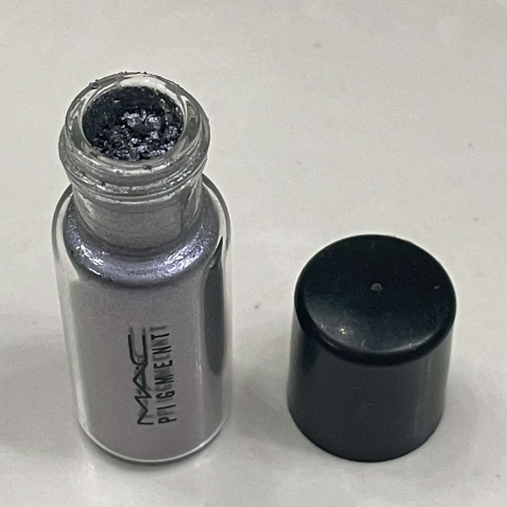 *RARE/DISCONTINUED* NWOB MAC Eyeshadow Pigment in Shade "Softwash Grey" Shimmer